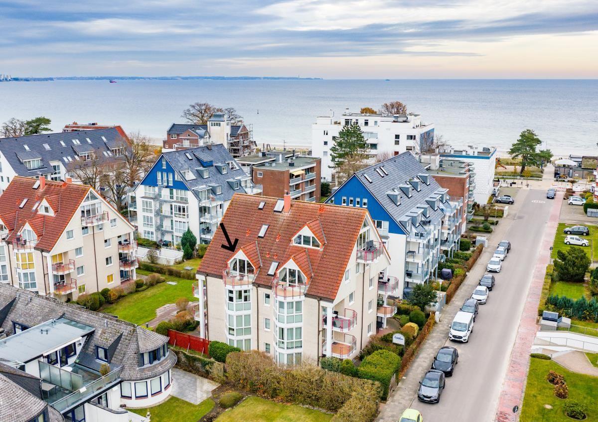 Haus mit rotem Dach und Balkon an Strandpromenade