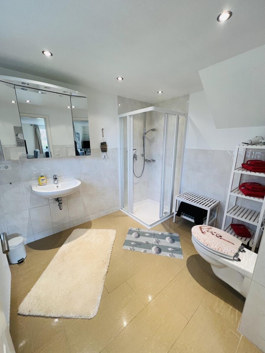 großzügiges neues Badezimmer