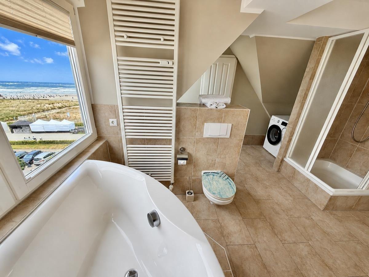 Bad mit Badewanne, Dusche und Blick aufs Meer.
