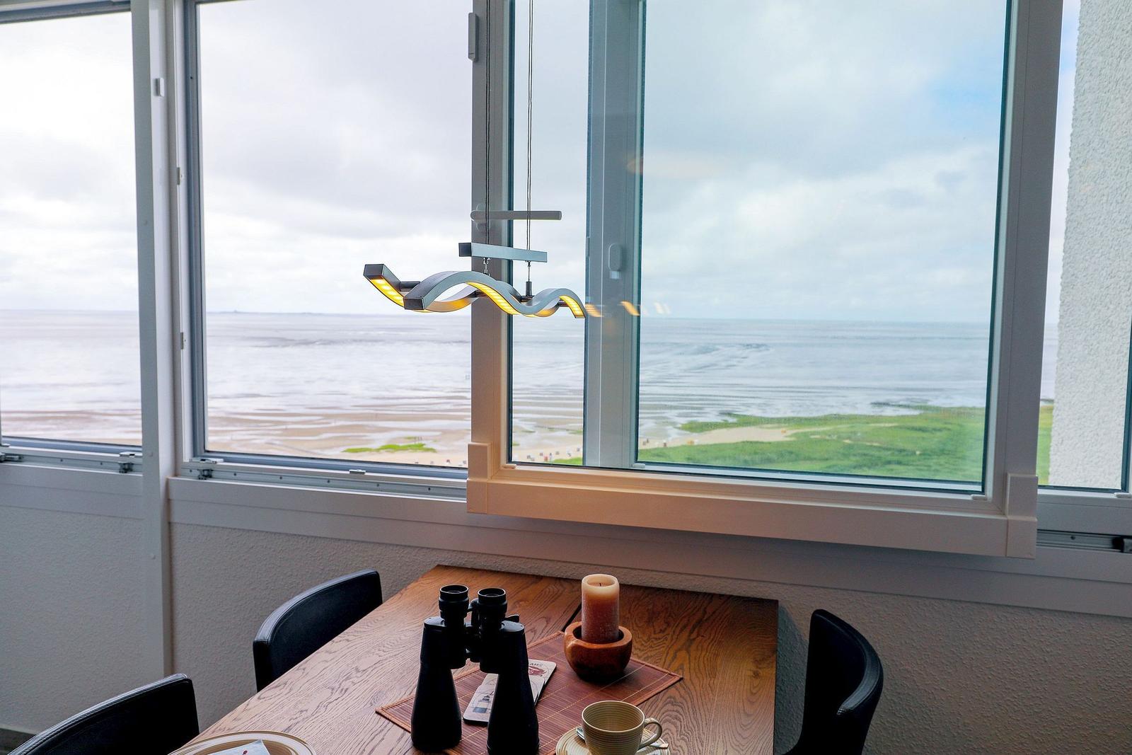 Esszimmer mit Blick aufs Meer und grüne Insel