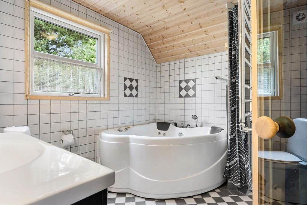 Badezimmer mit Whirlpool, Fenster und Fliesen