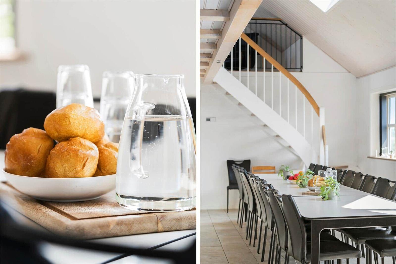 Tisch mit Brot und Wasser. Großer Essbereich mit Treppe.