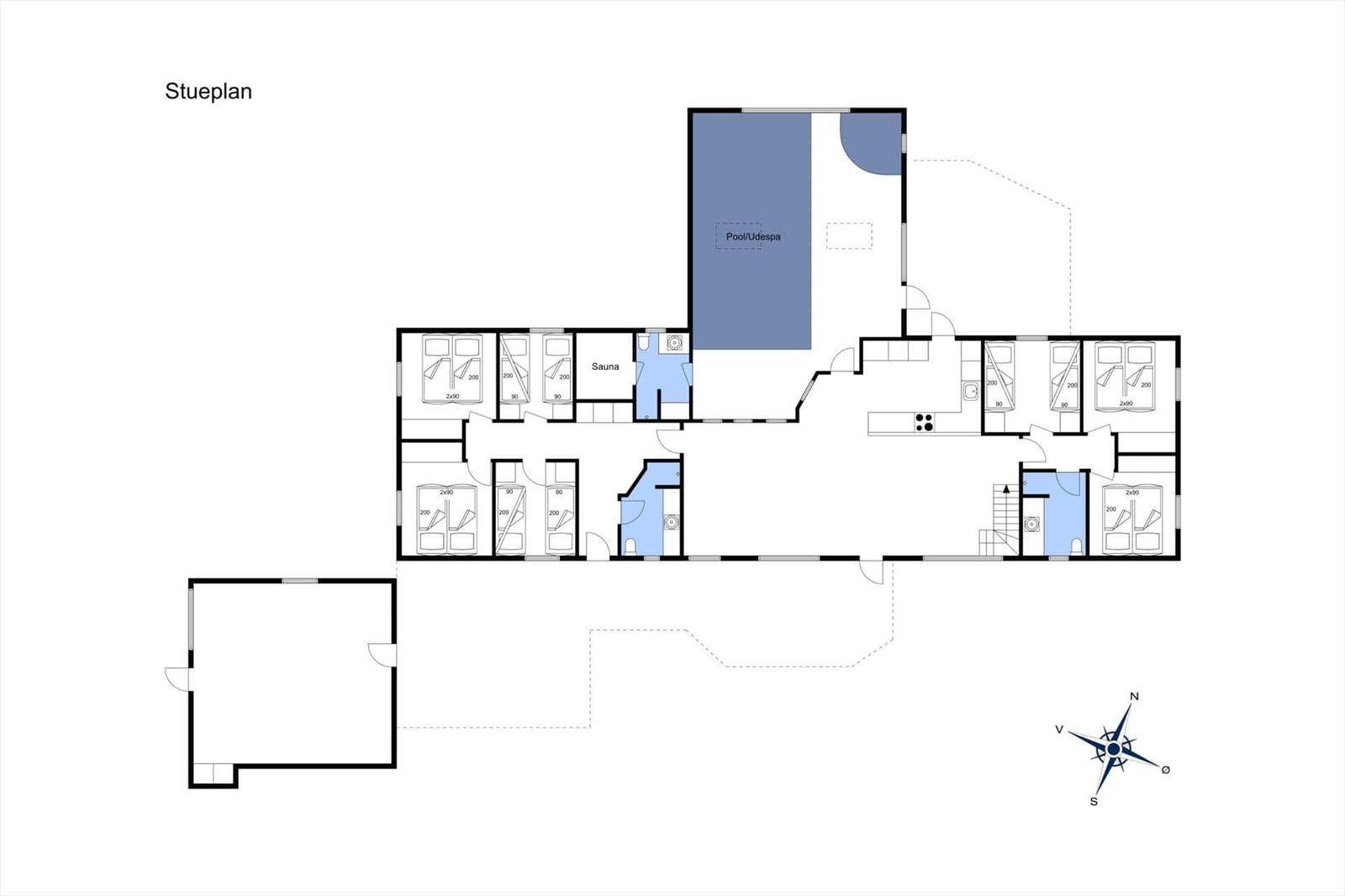 Stueplan zeigt Pool, Sauna und Schlafzimmer mit Betten und Badezimmern.