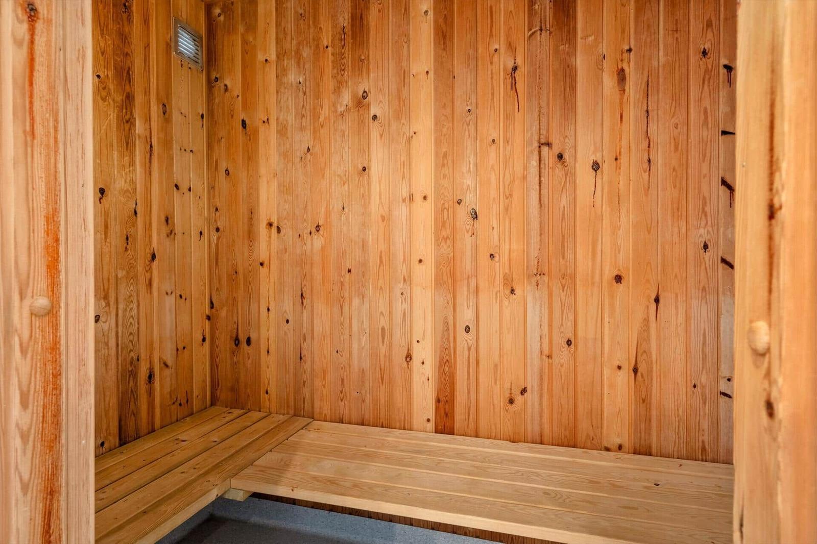 Sauna mit Holzwandverkleidung und Sitzbänken
