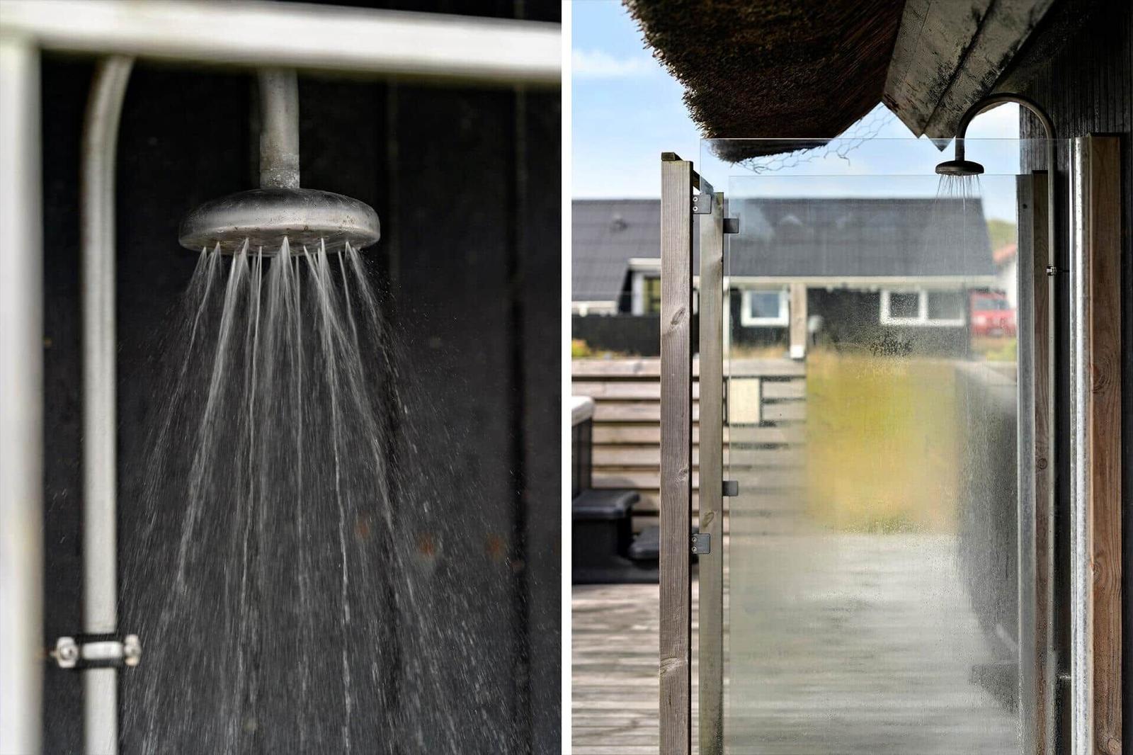Außen-Dusche mit Duschbrause und Glaswand. Hintergrund zeigt Holzterrasse und Dach.