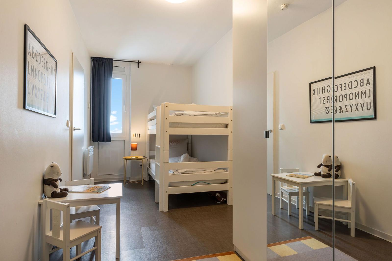 Kinderzimmer mit Etagenbett und Kleiderschrank