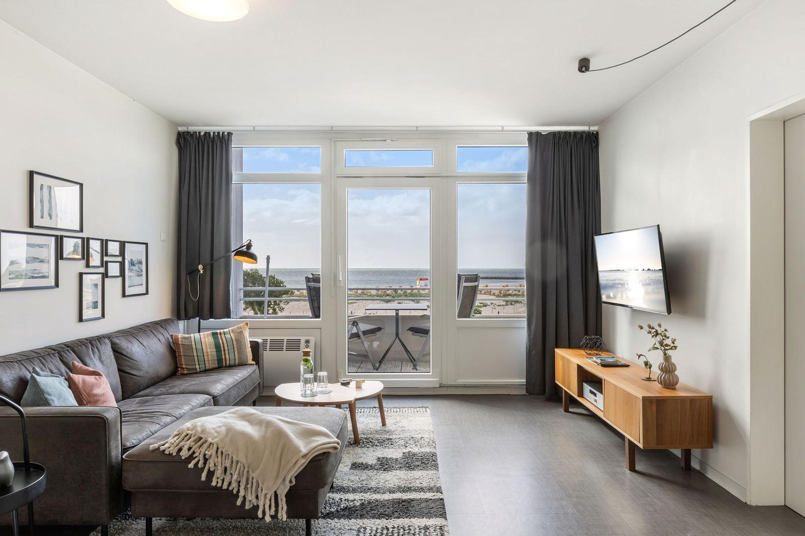 Wohnzimmer mit Balkon