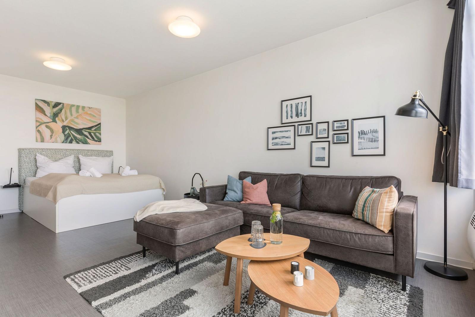 Ein Schlafzimmer mit Sofa, Couchtisch und Wandbildern.