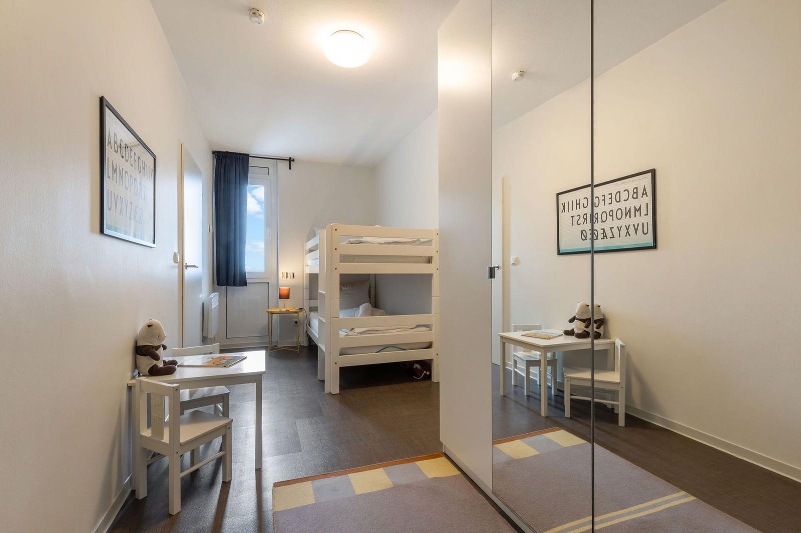 Kinderzimmer mit Etagenbett und Kleiderschrank