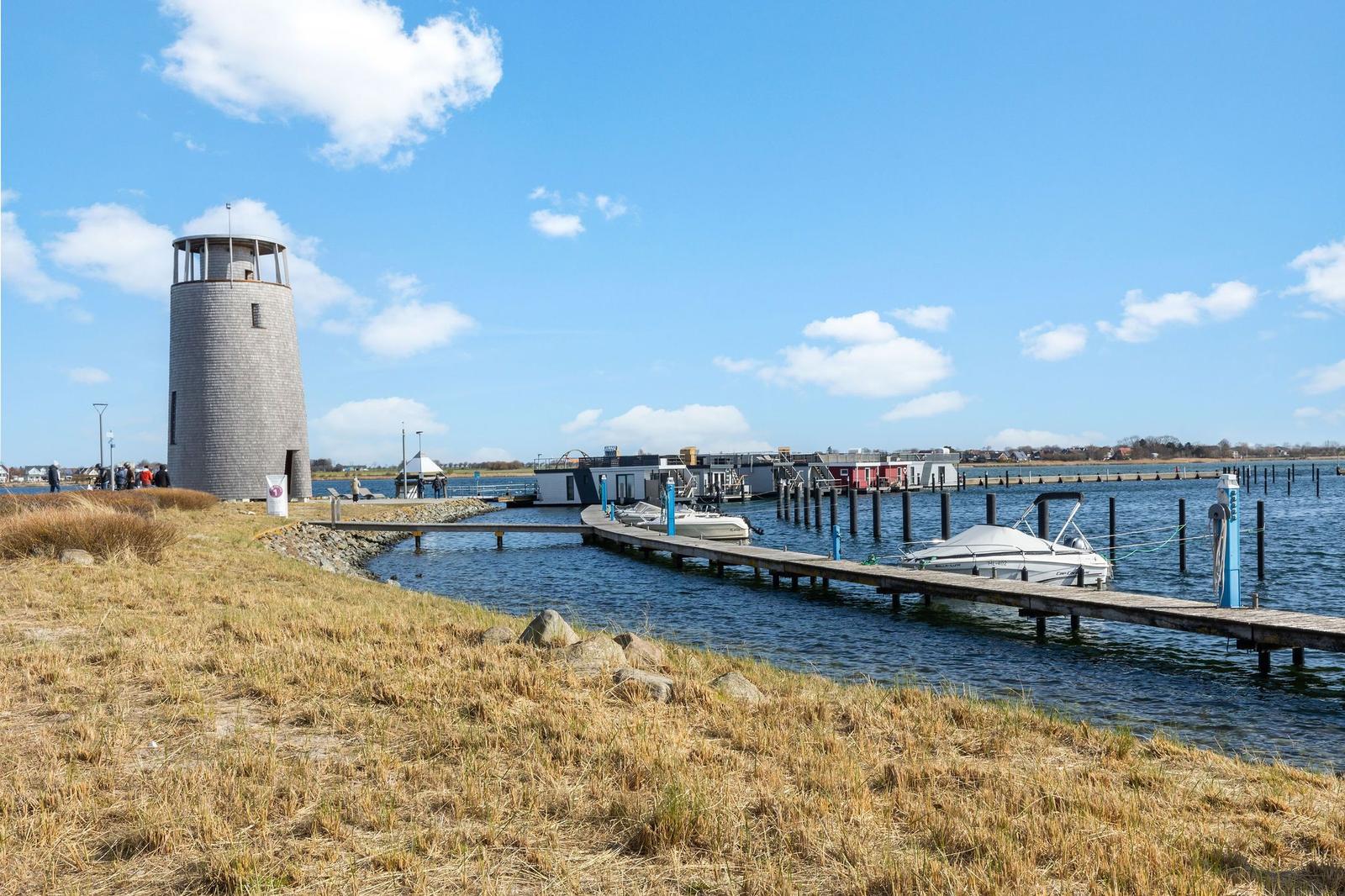 Yachthafen mit Aussichtsturm