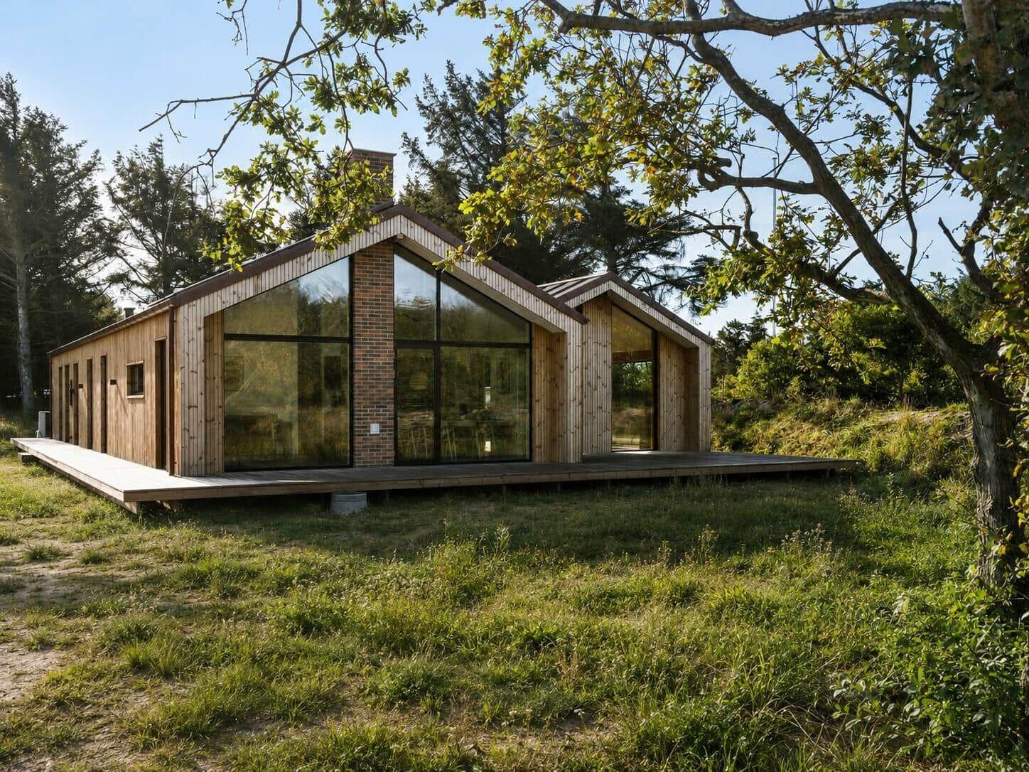 Moderne Holzhütte mit großem Glasbereich und Terrasse im Wald
