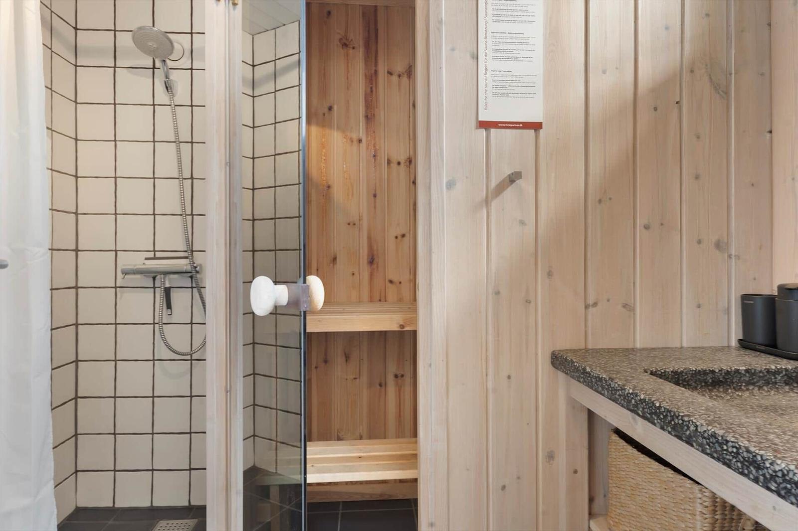 Dusche mit Glaswand und Sauna im Holzdesign