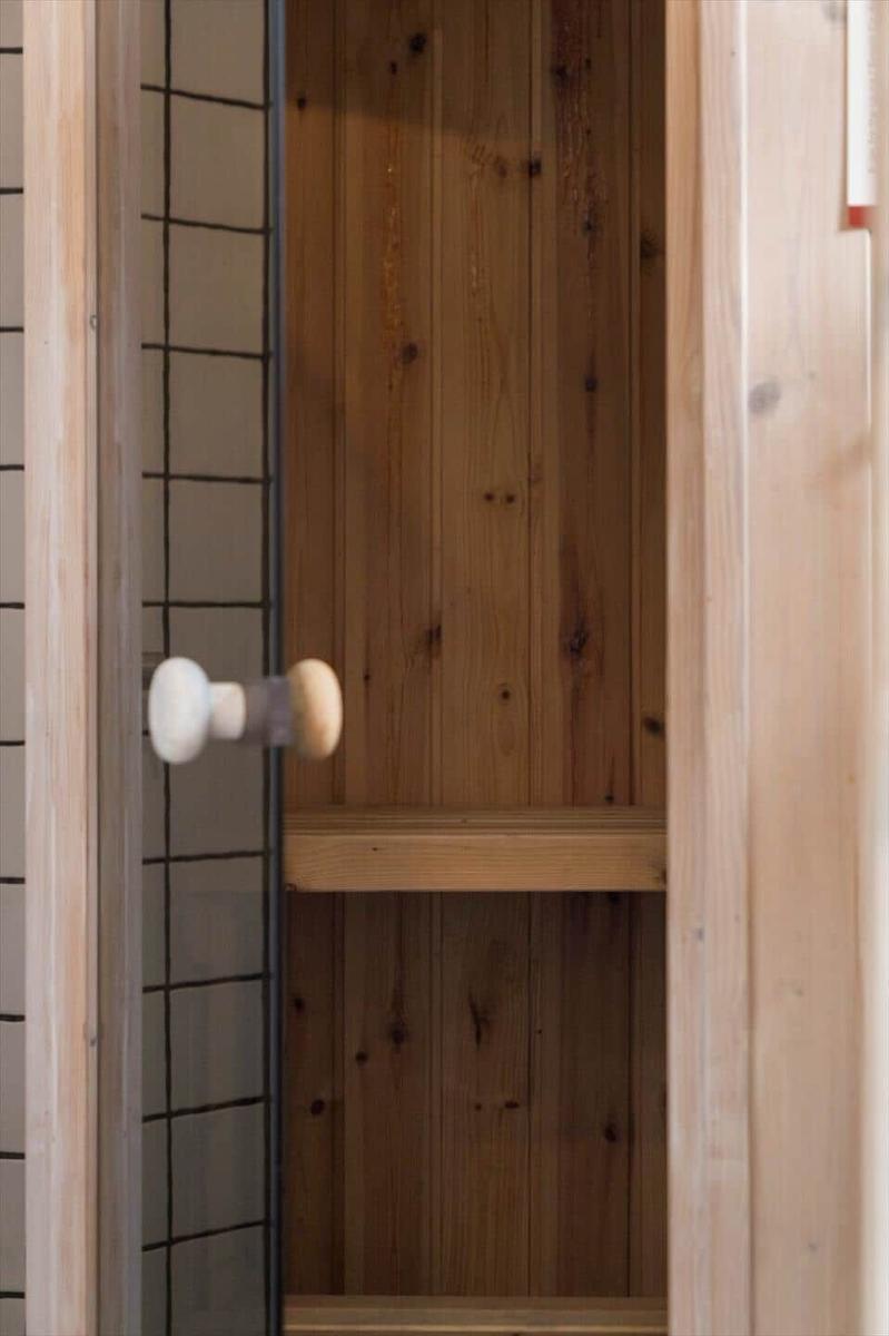 Holzsauna mit Sitzbank und Tür mit Knauf