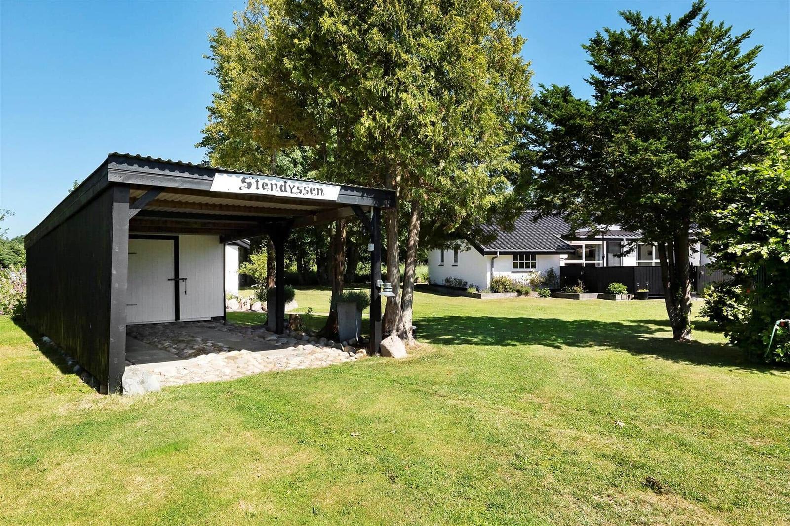 Villa mit Garage und Garten. Schild Stendyssen über der Garage.