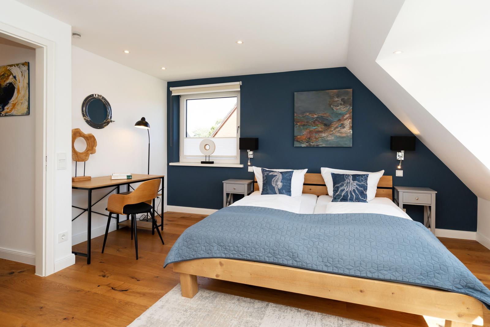 Masterbedroom im 1.OG mit Schreibtisch
