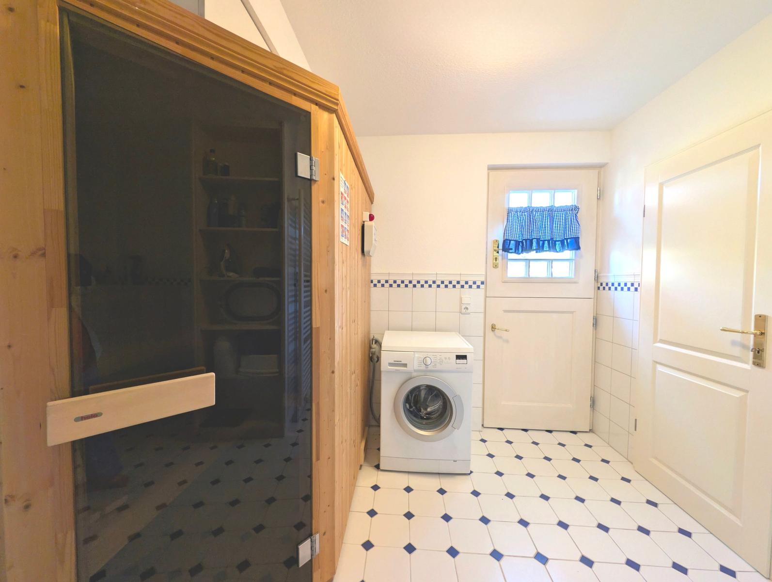 Sauna in Bad Nr. 2 mit Klöntür. Auch eine Waschmaschine ist vorhanden.
