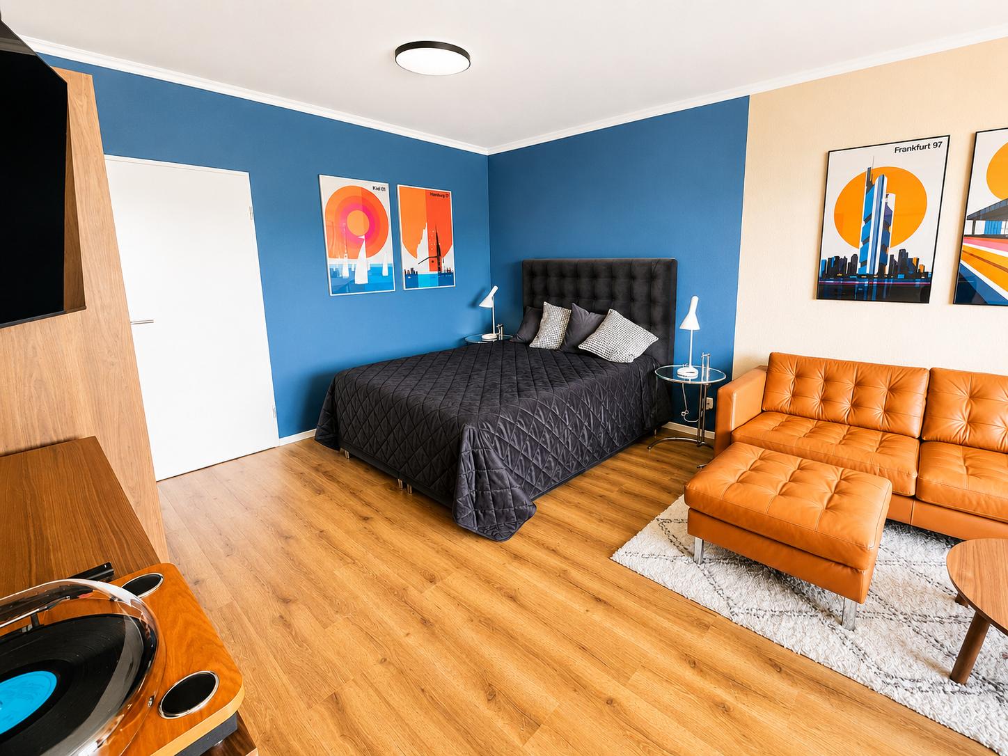 Wohn-Schlafzimmer mit komfortablem Boxspringbett