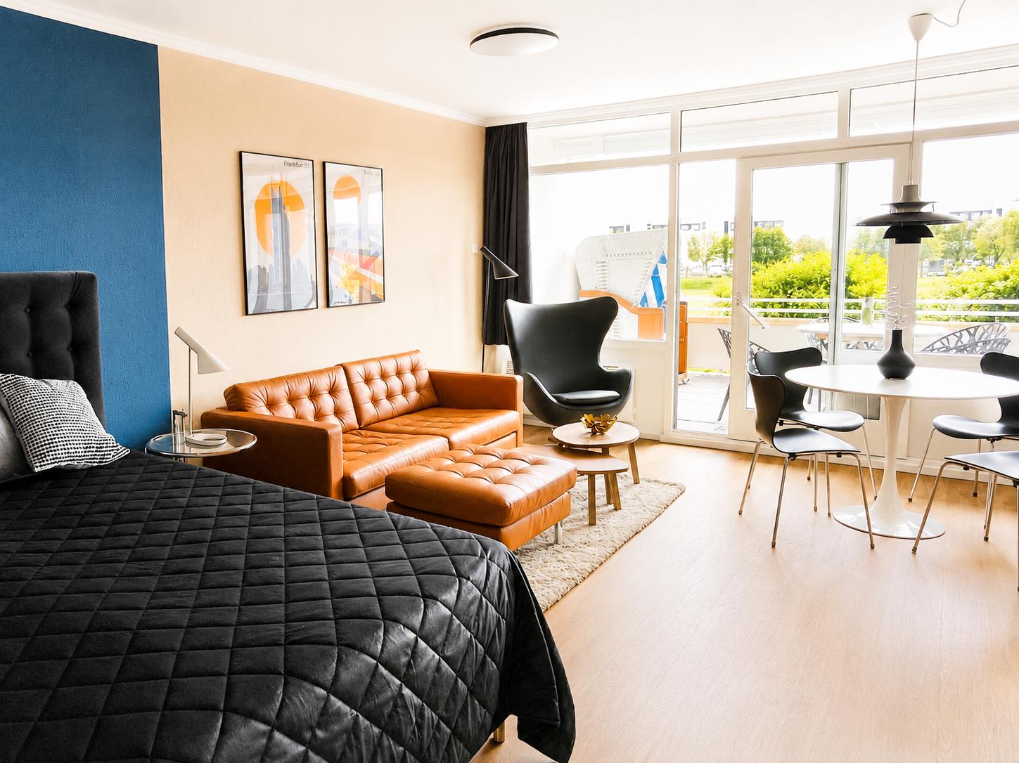 Blick vom Wohn-Schlafzimmer zur Terrasse