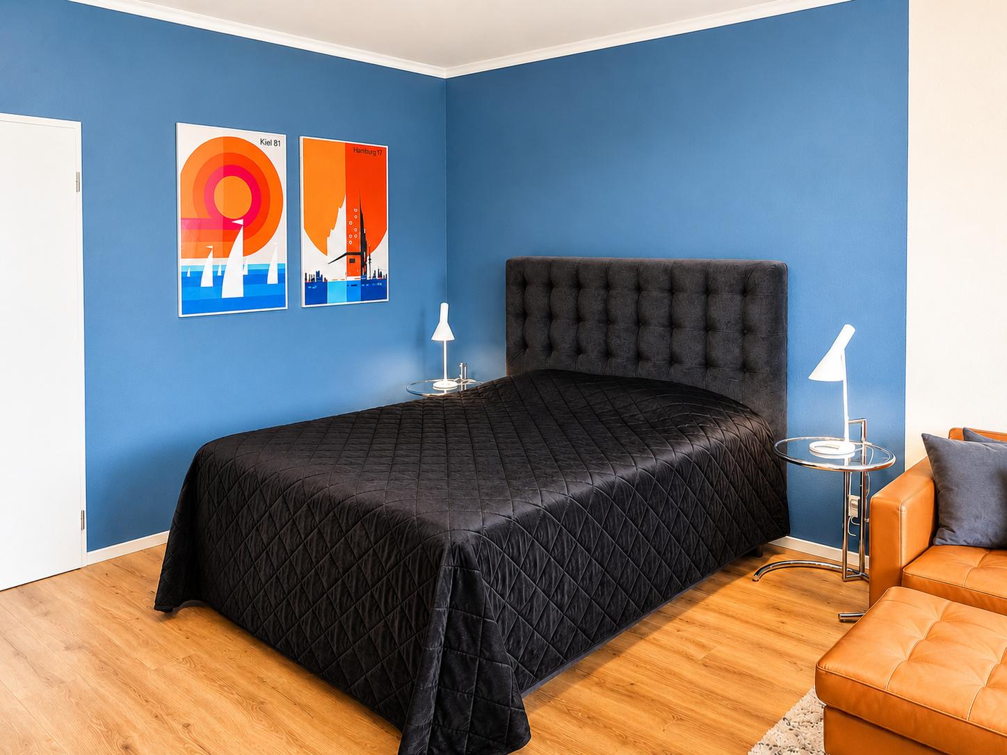 Komfortables Boxspring-Doppelbett mit durchgehendem Topper im Wohnzimmer (160x200 cm)