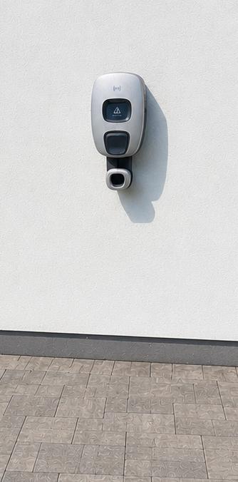 Ladestation an der Wand montiert, für Elektrofahrzeuge.