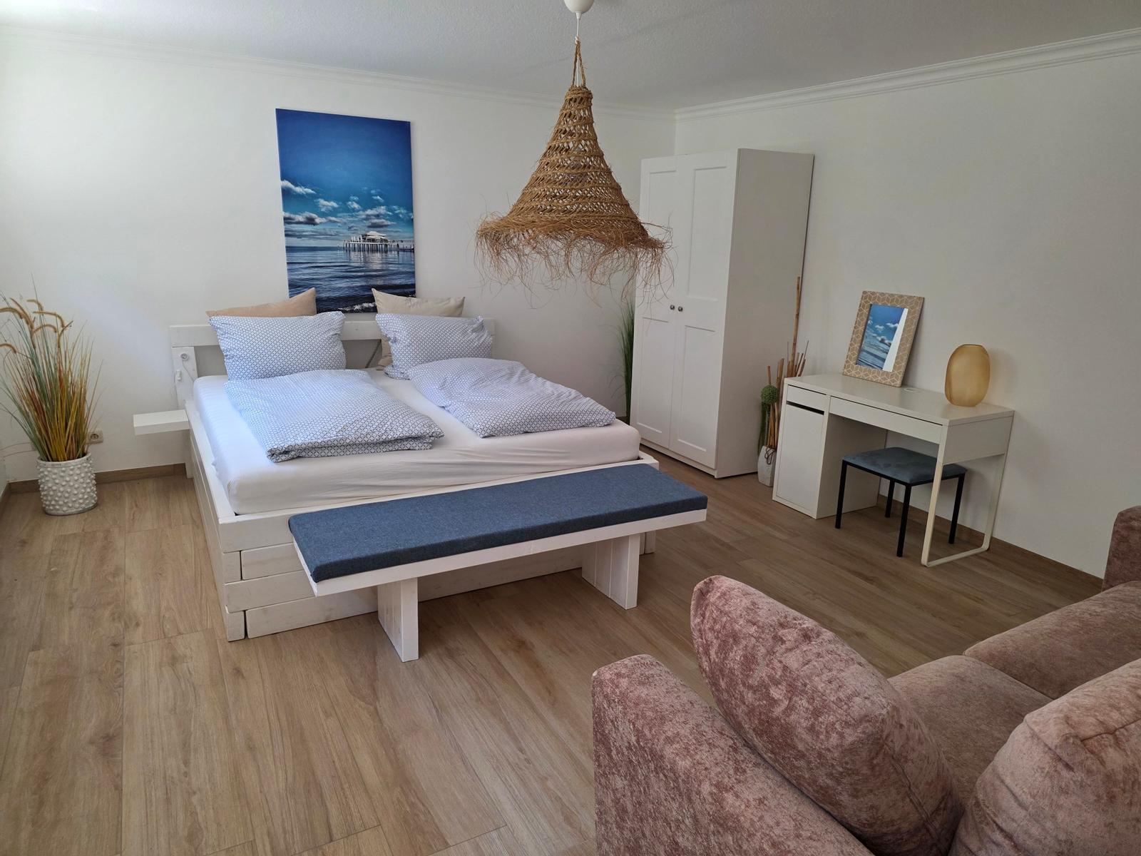 Großes Schlafzimmer mit zusätzlicher Schlafsofa