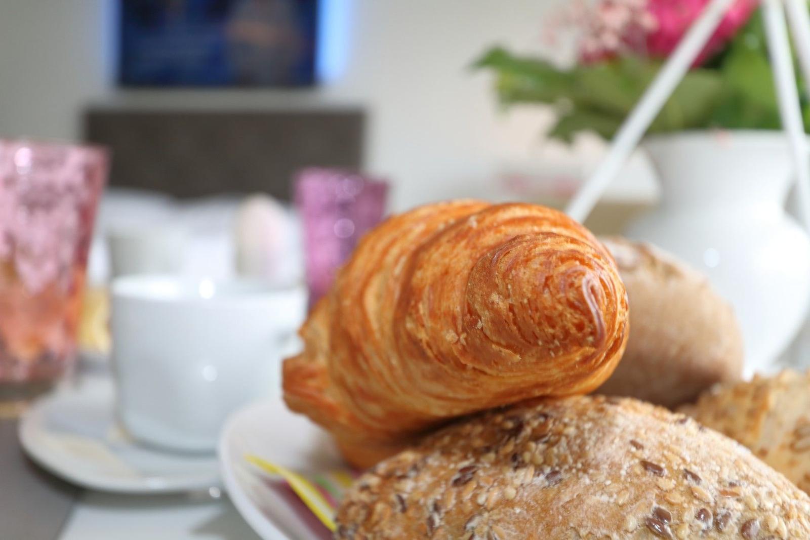 Frühstückstablett mit Croissant und Brot