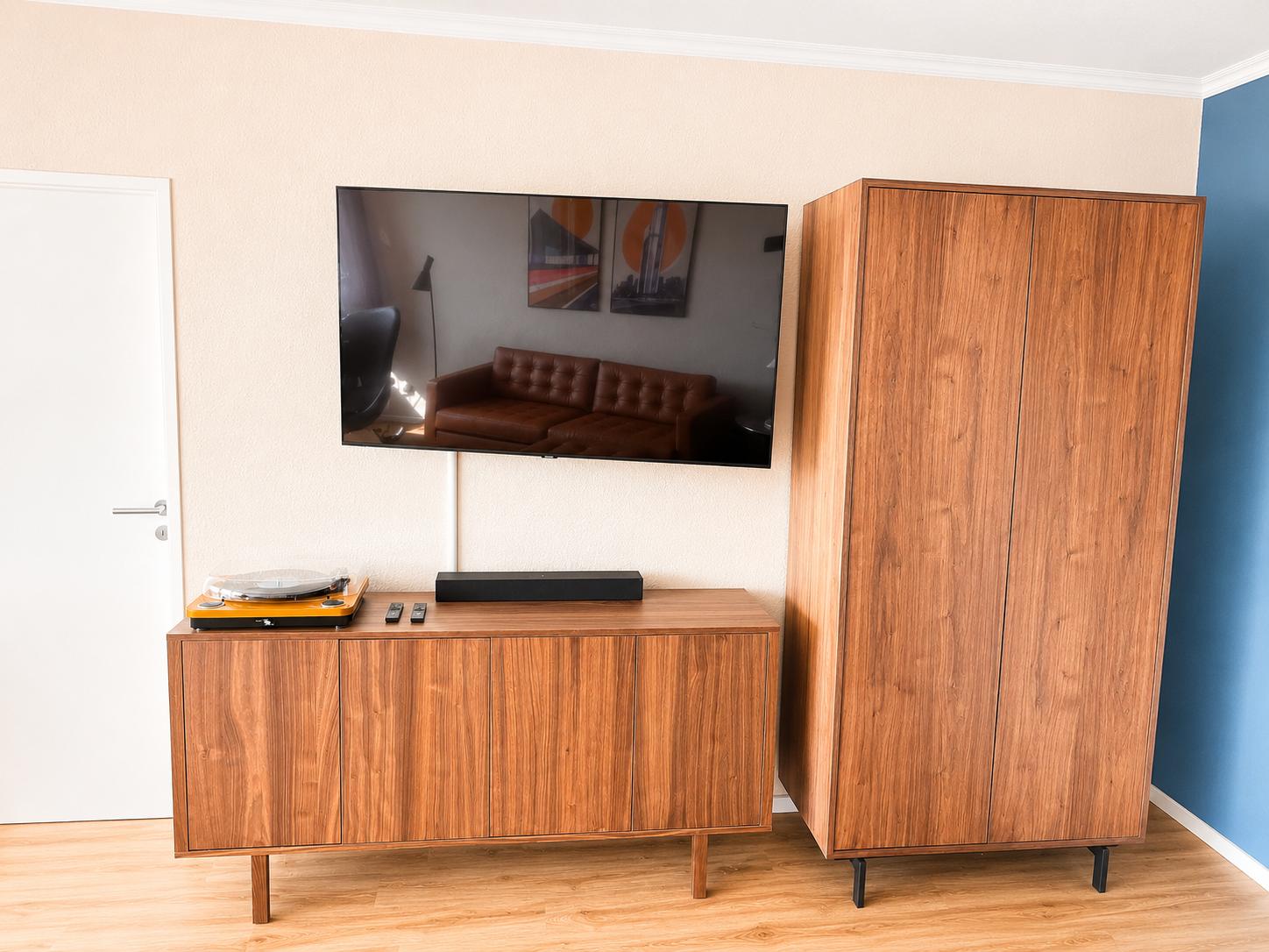 Moderner schwenkbarer TV (55 Zoll) mit Soundbar und Plattenspieler auf Midcentury-Style Wallnussholz-Möbeln