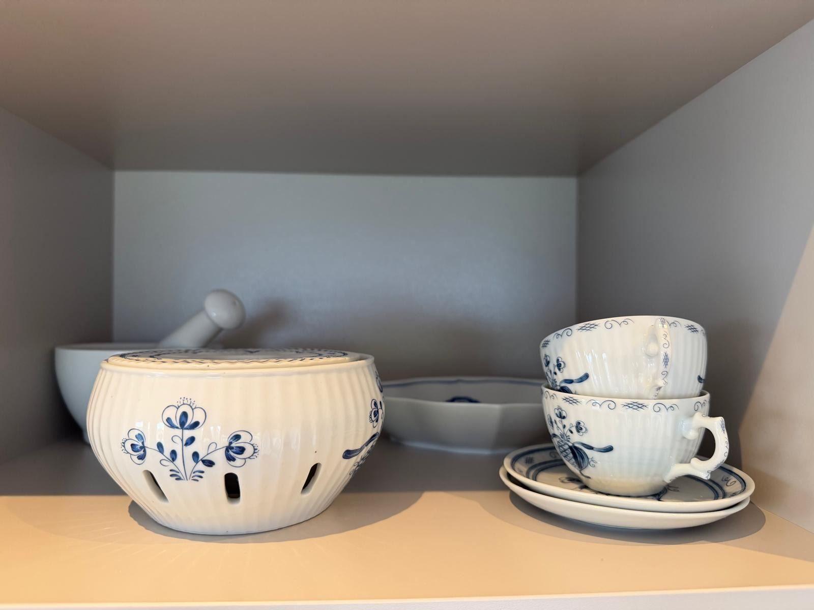Weiße Keramik mit blauen Mustern auf Regal