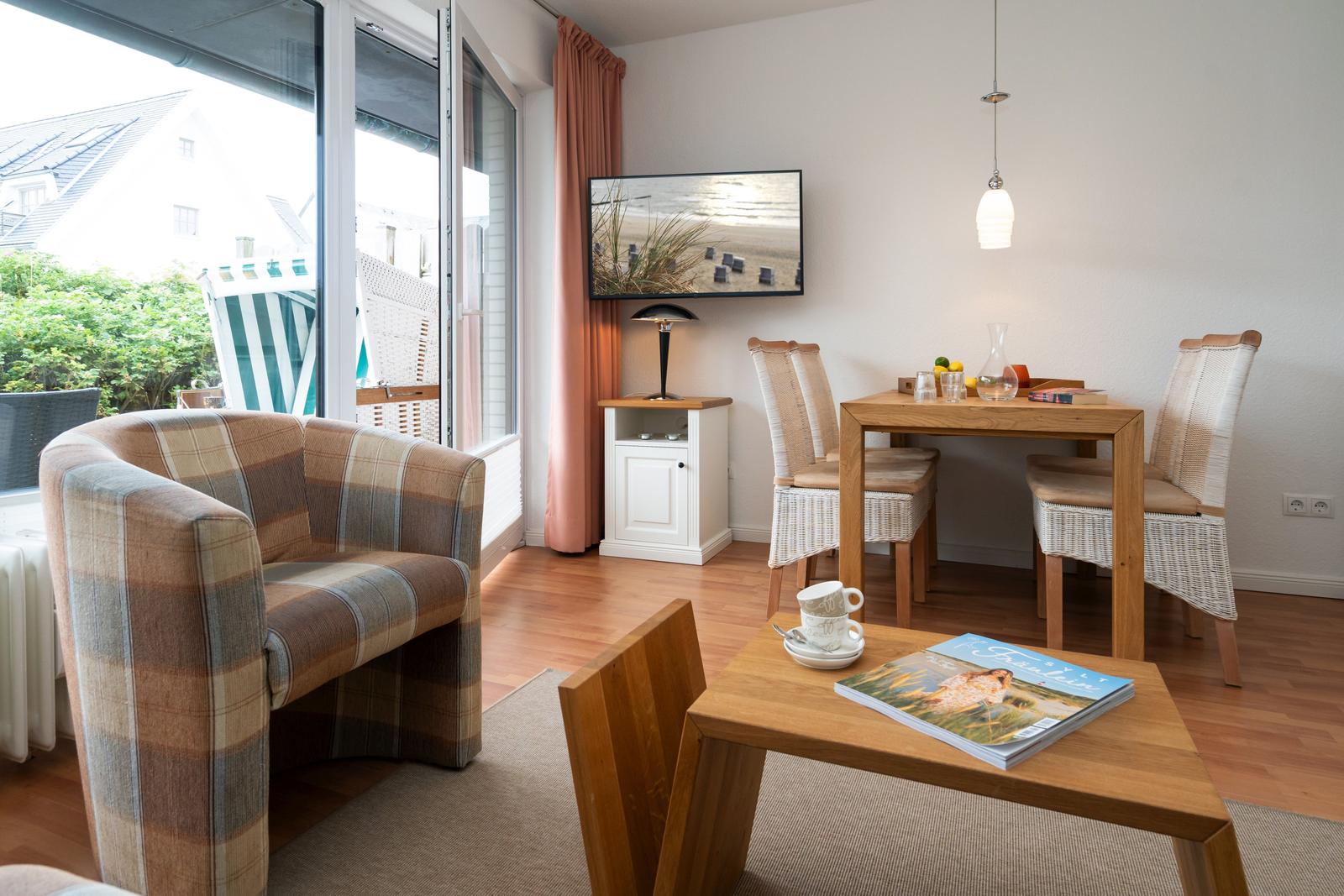 Wohnzimmer mit Zugang zur Terrasse