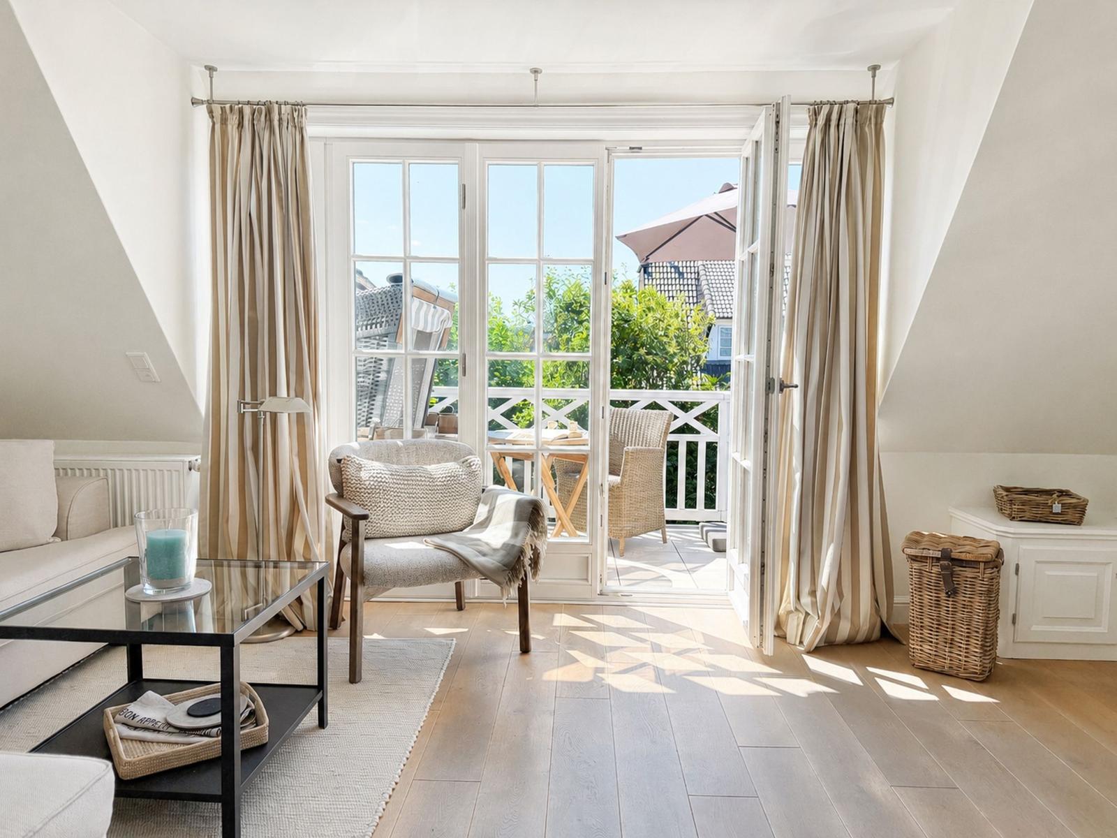 Wohnzimmer mit Terrasse, Glas-Türen, Sitzmöbel und Holzboden.