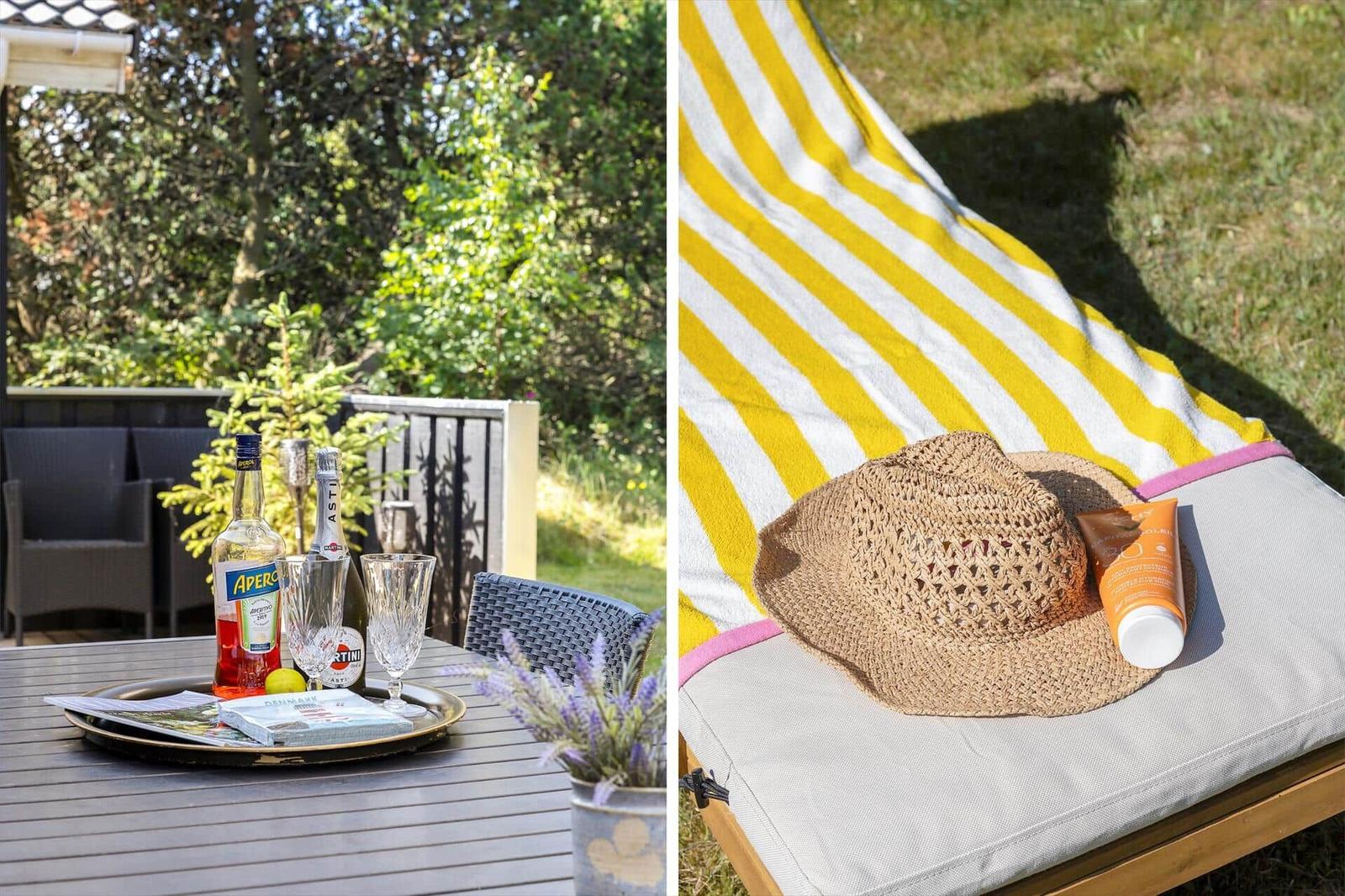 Außenbereich mit Tisch, Getränken und Liegestuhl mit Strandtuch und Sonnencreme.