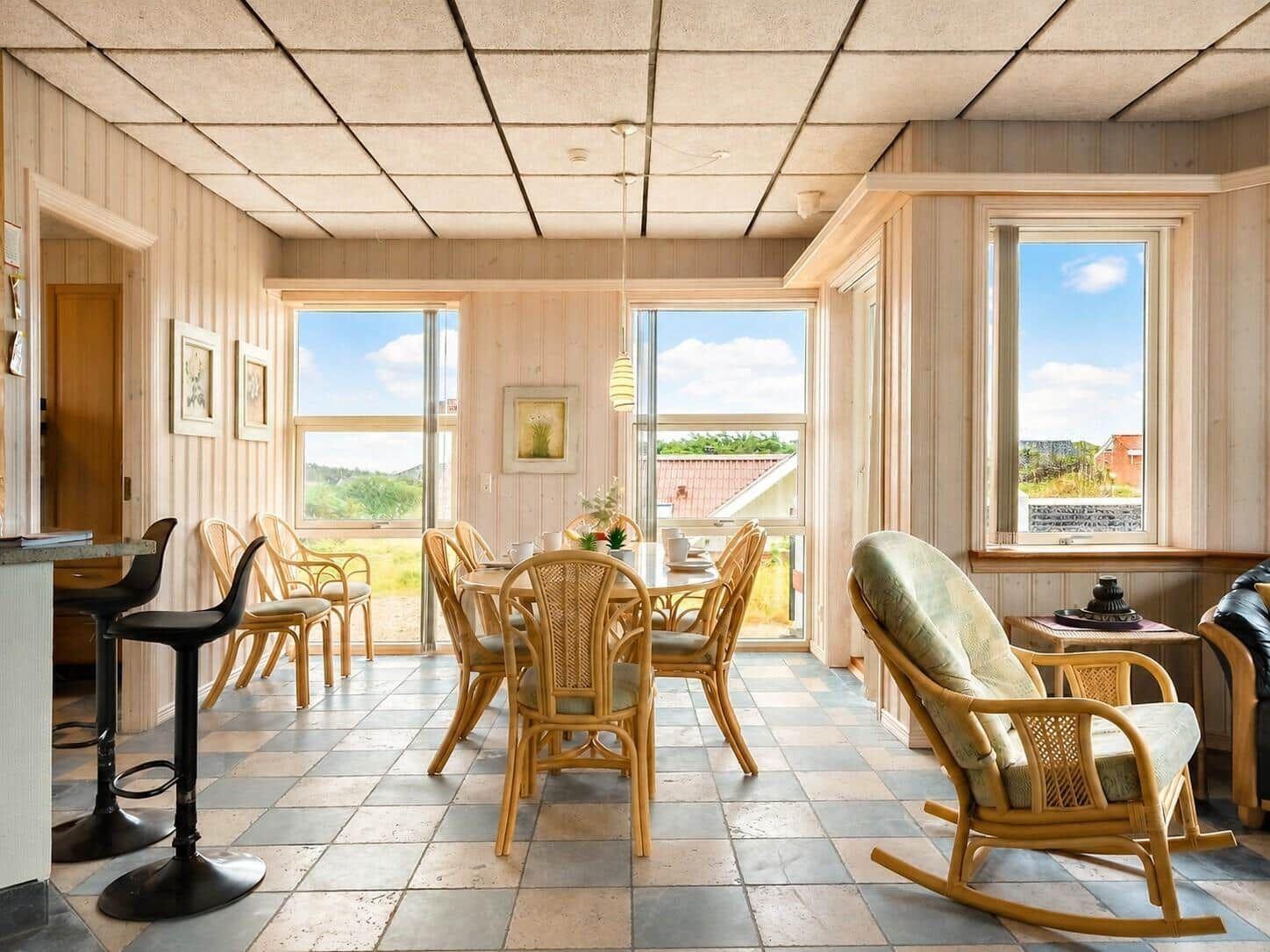 Esszimmer mit Sitzgelegenheiten und Blick auf die Landschaft.