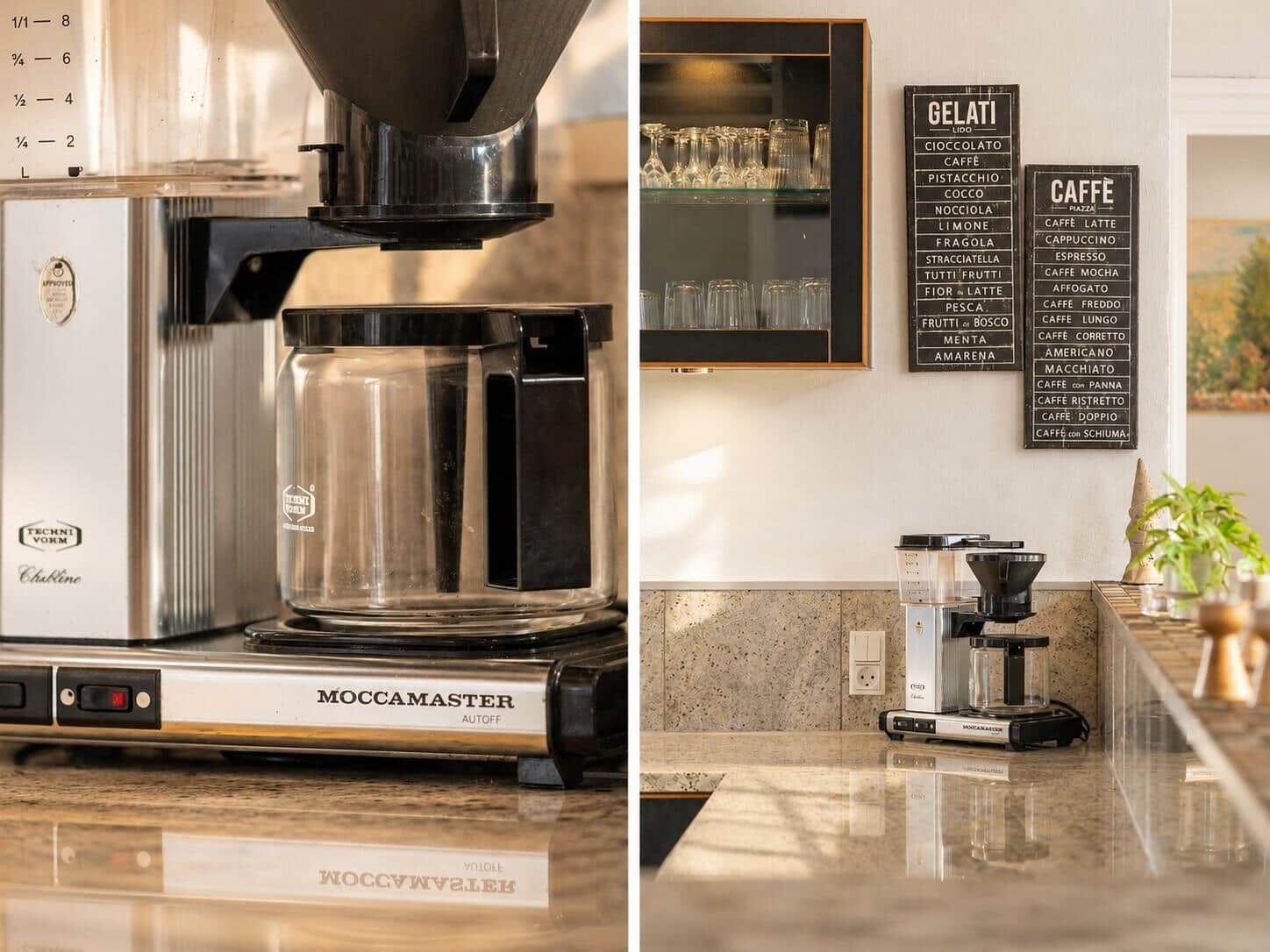 Kaffeemaschine und Menü an der Küchenwand