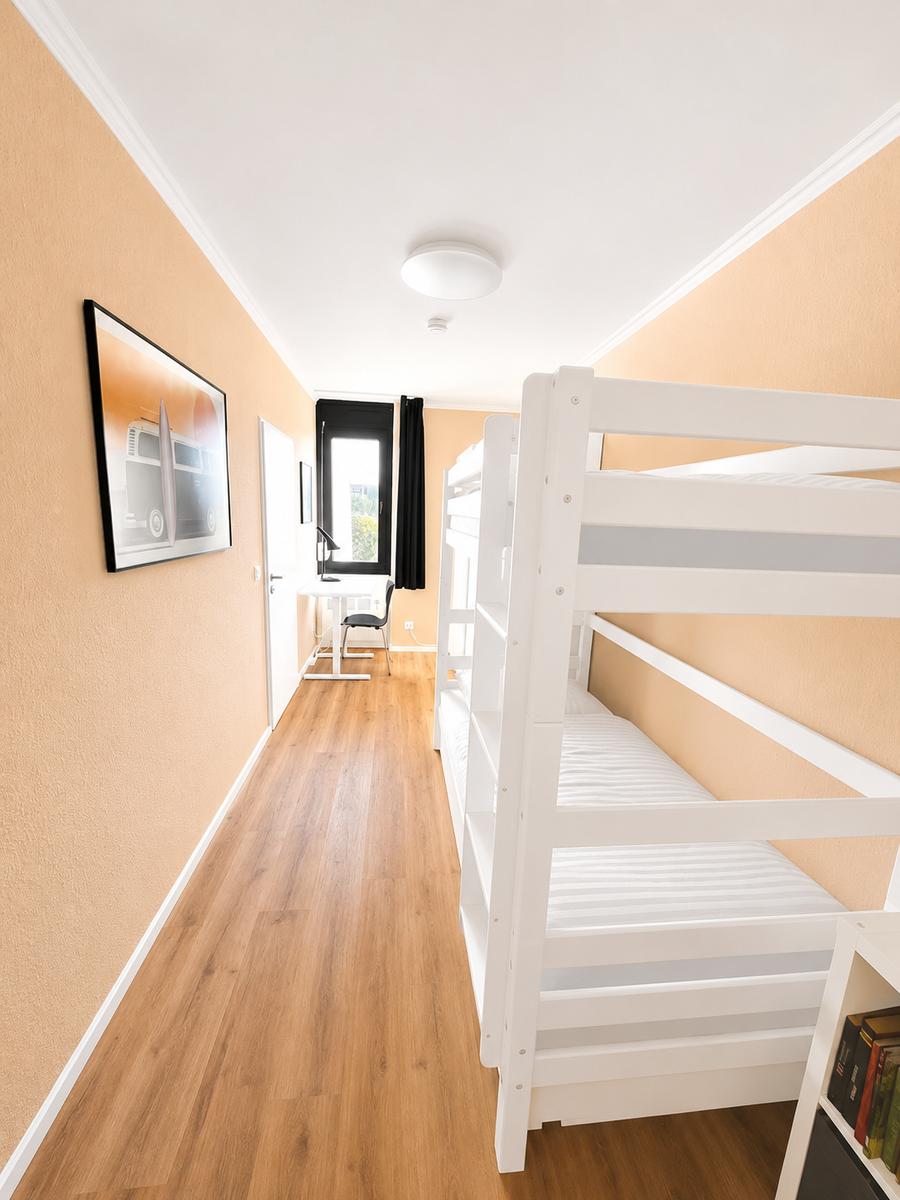 Großes Etagenbett 90x200 cm mit ausziehbarer dritter Etage (ein 5. Bettzeug ist immer im Schrank)