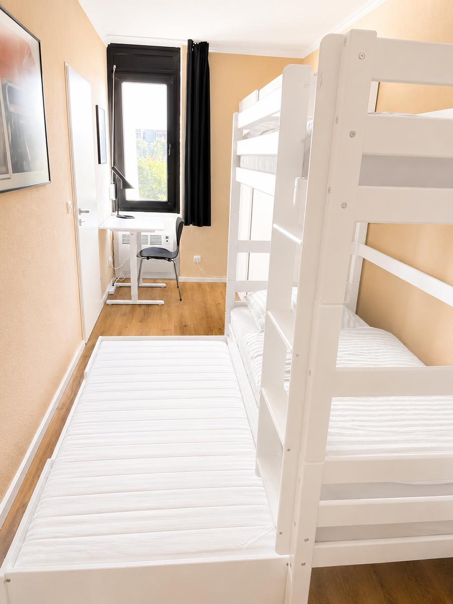 Kinderzimmer mit Doppelstockbett und Ausziehbett