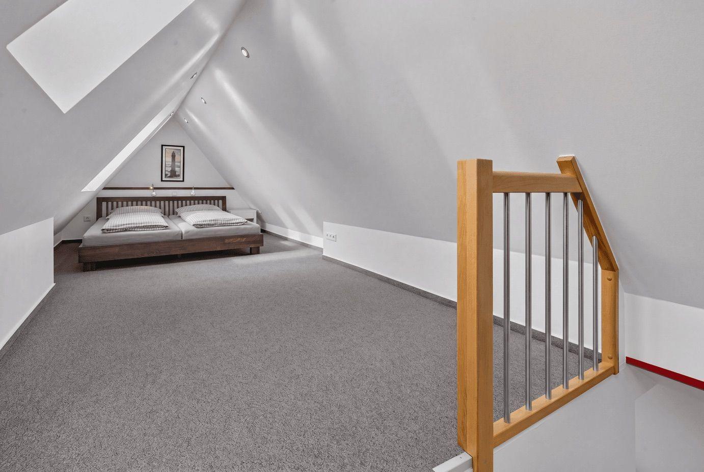 Doppelbett im Dachgeschoss mit Sichtschutz und Treppe
