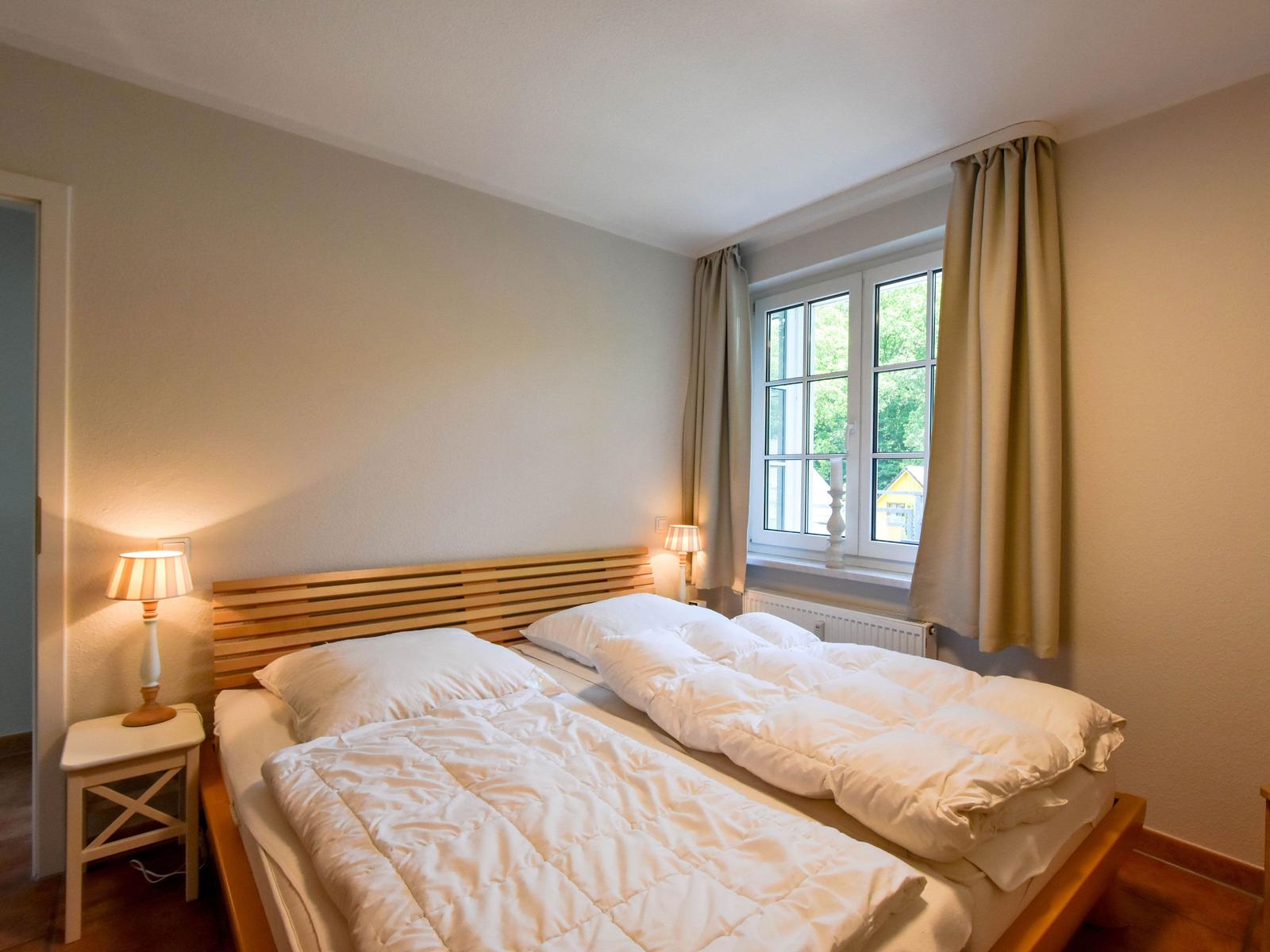 Schlafzimmer mit Doppelbett