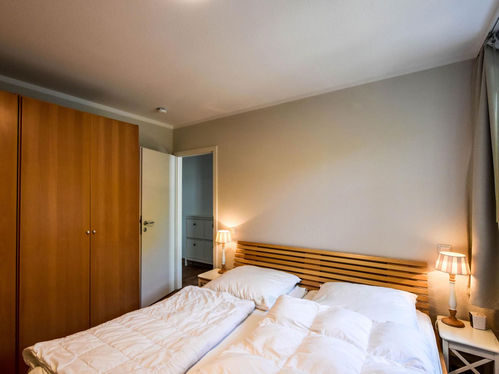 Schlafzimmer und mit Kleiderschrank