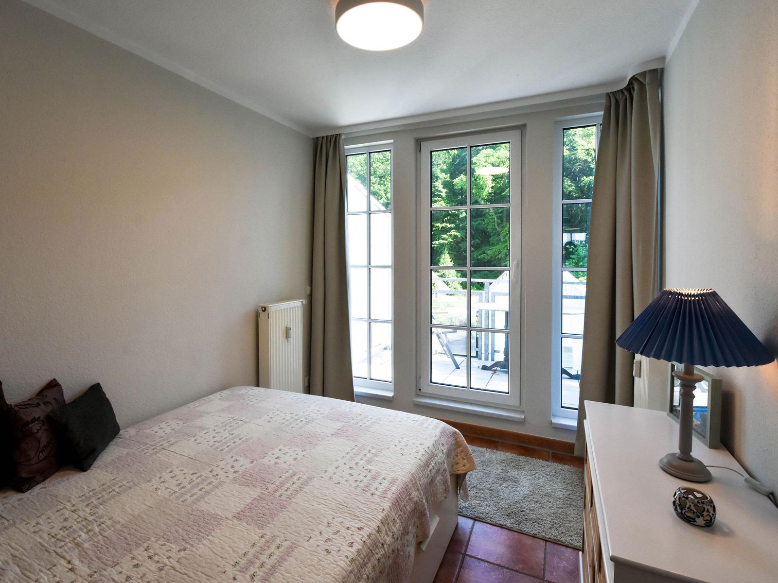 Schlafzimmer 2 mit Balkon Zugang