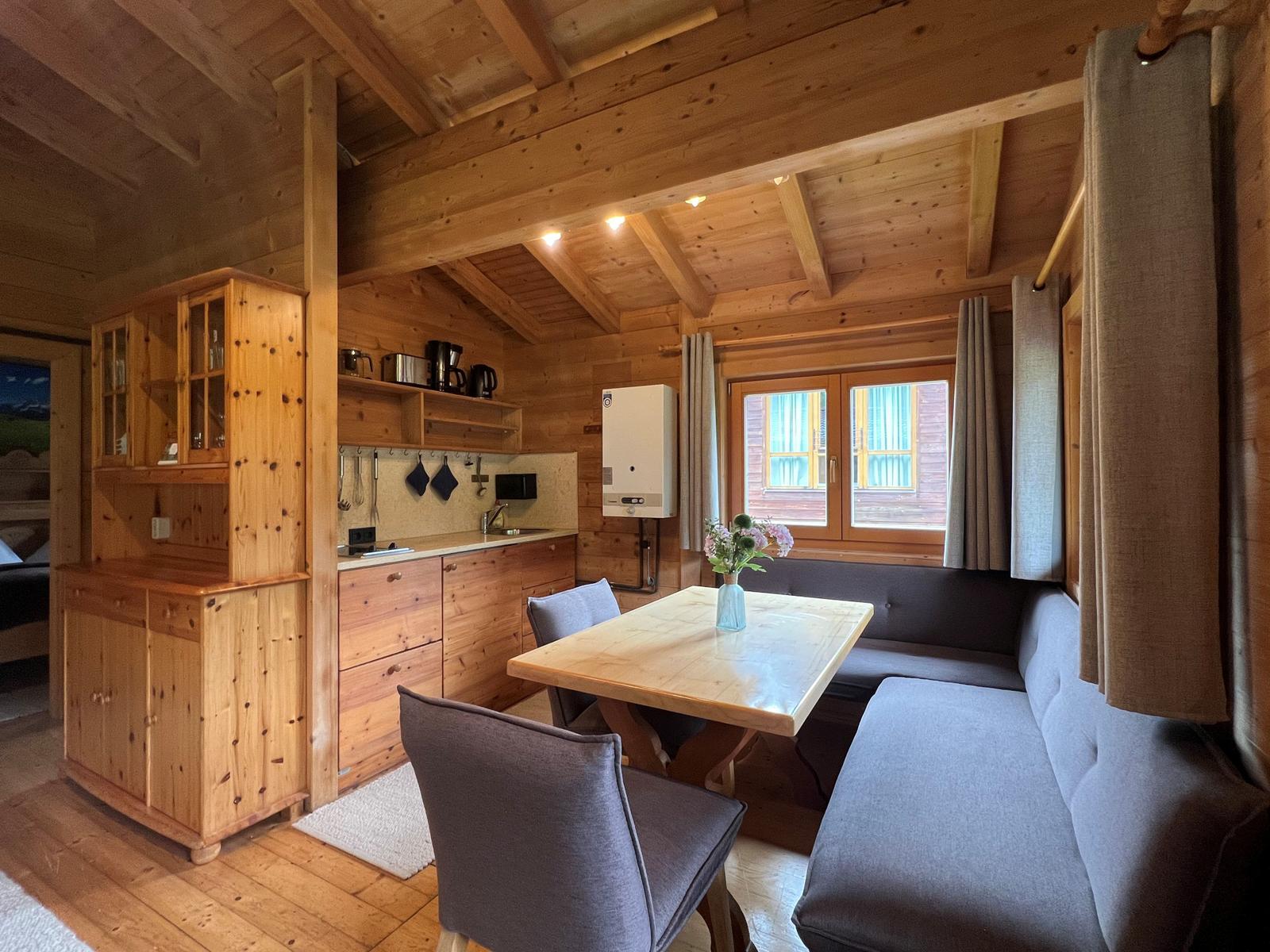 Freistehendes Chalet Lärche - Sitzecke mit Küche