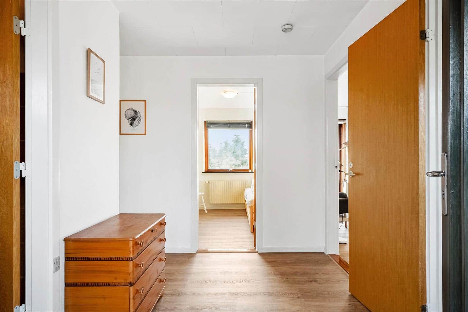 Wohnraum mit Waschmaschine, Spüle und Fenstern.