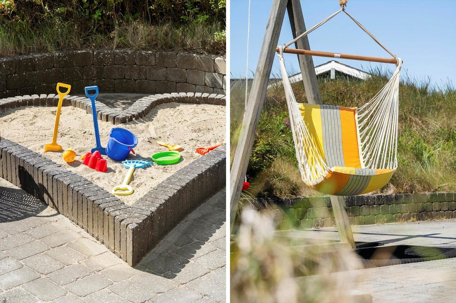 Herzformiger Sandkasten mit Spielzeug und Hängesessel mit gelb-weißem Muster.