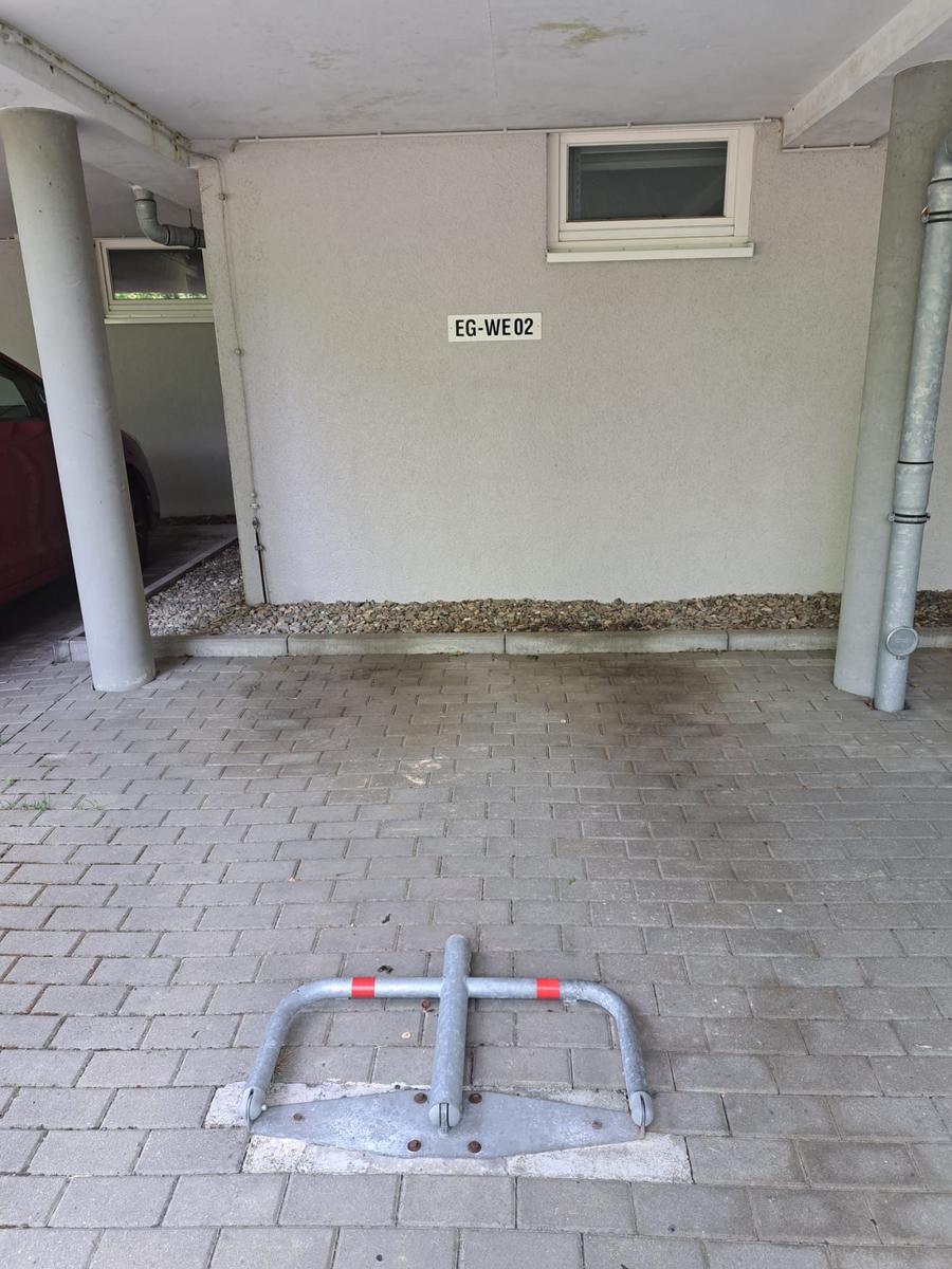 Eingangsbereich mit Parkplatz und Kennzeichnung EG-WE02