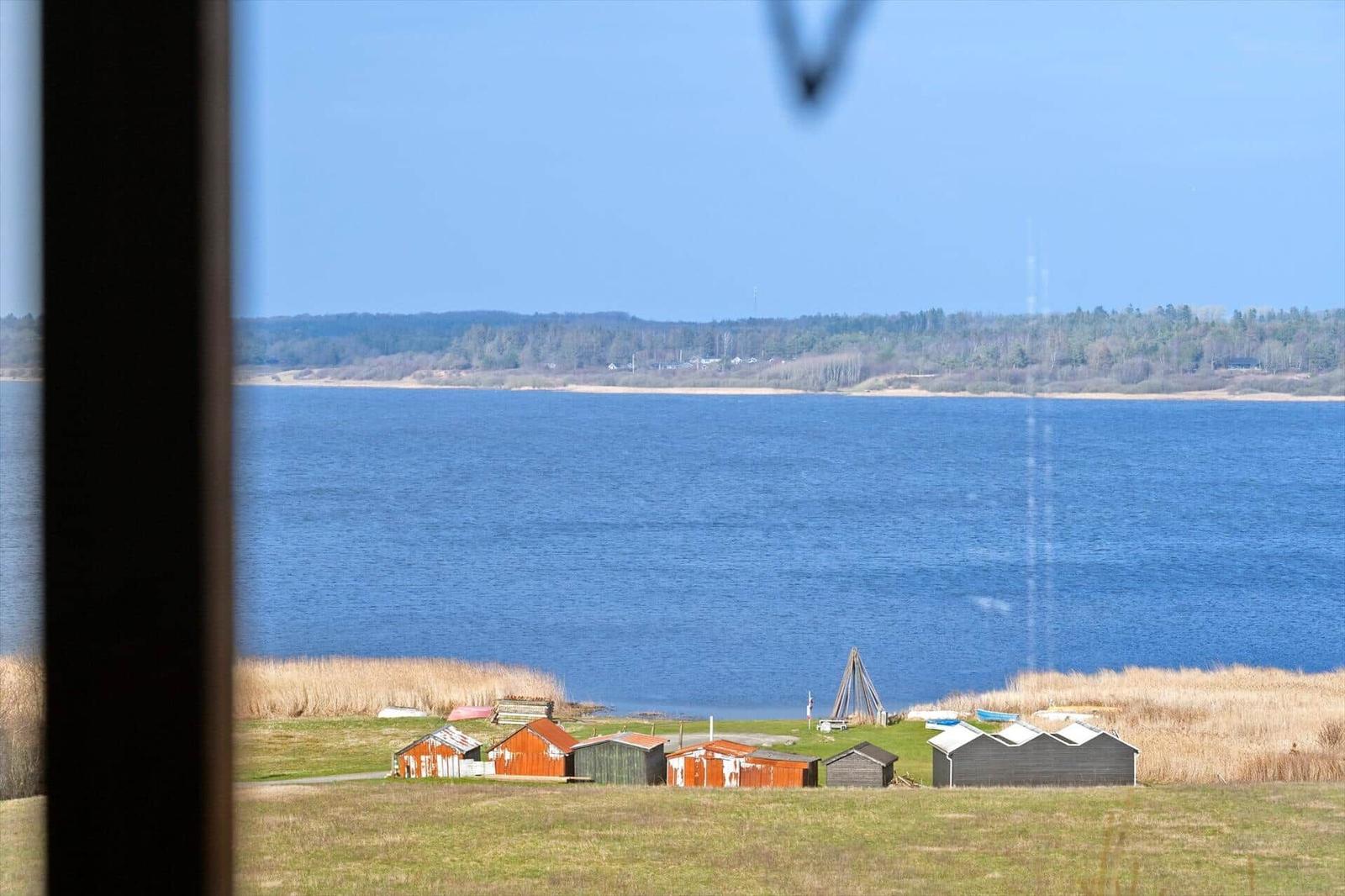 Blick auf einen See mit mehreren Hütten am Ufer.