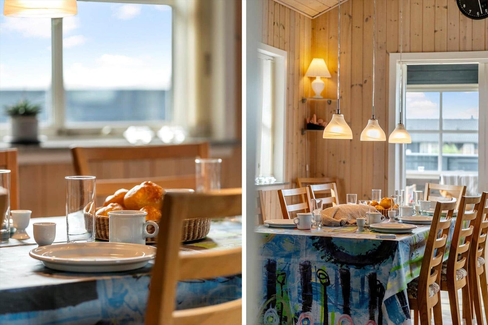 Esszimmer mit Holzwänden, Tisch mit Tischdecke und Stühlen, Fenster mit Blick.