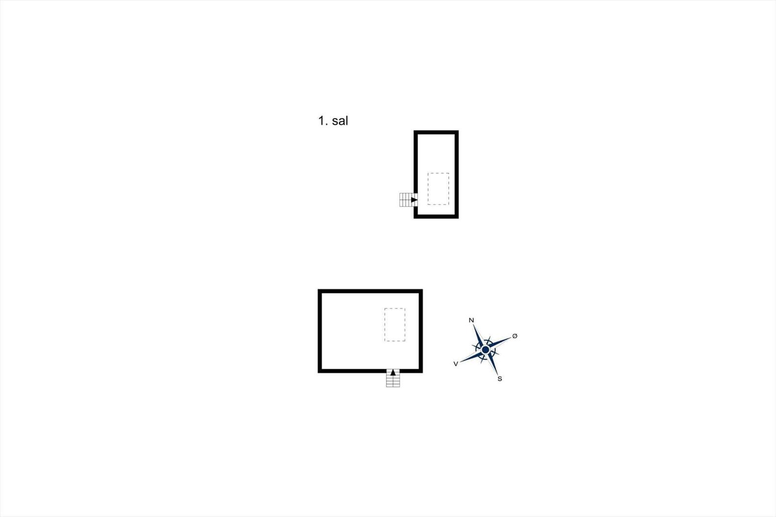 Plan zeigt einen Raum mit Tür und einen größeren Raum mit Fenster und Kompass.