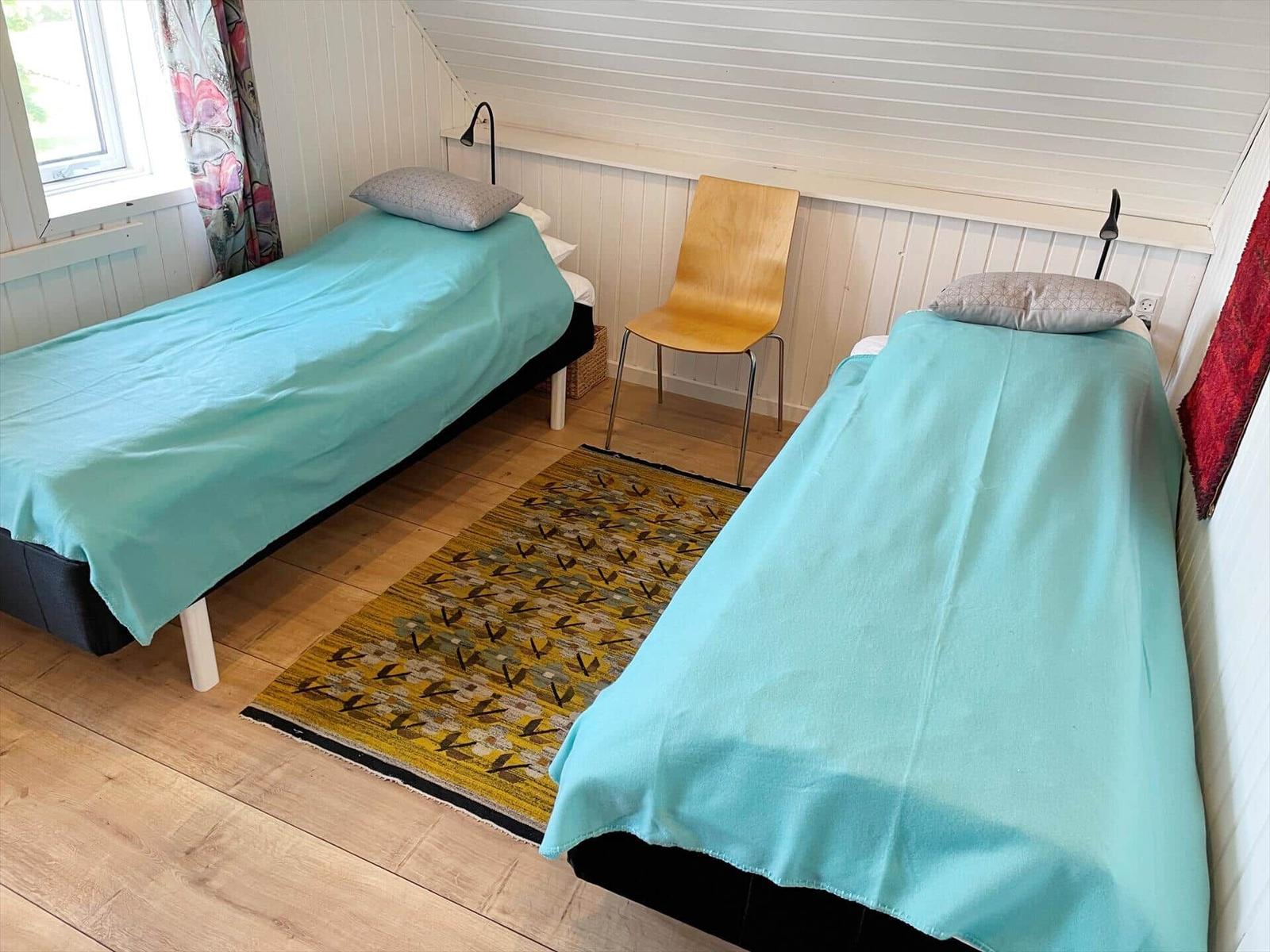 Badezimmer mit Doppelwaschbecken und Whirlpoolbad