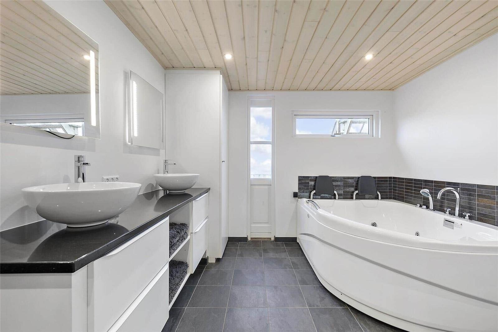 Sauna mit Holzwand und Sitzbänken