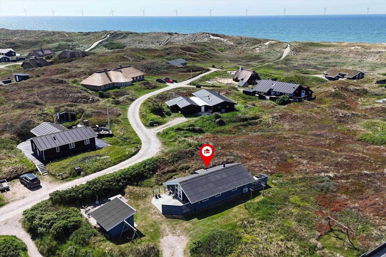 Dorfhaus mit Blick aufs Meer und Windräder