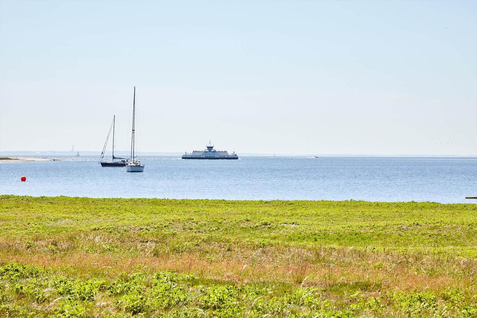 Zwei Fahrräder stehen an einem Strandweg mit Blick auf das Meer.